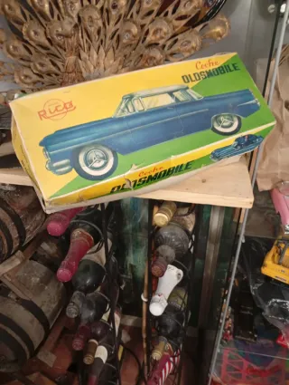 Coche de juguete clásico verde