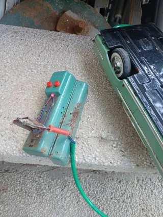 Coche de juguete clásico verde