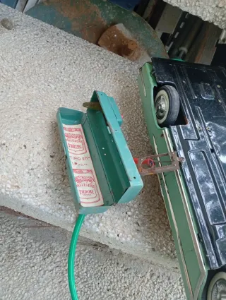 Coche de juguete clásico verde