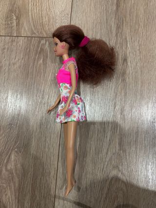 Bambola tipo Barbie con vestito floreale