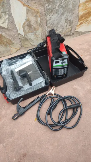 Soldador GREENCUT MMA180 con maletín