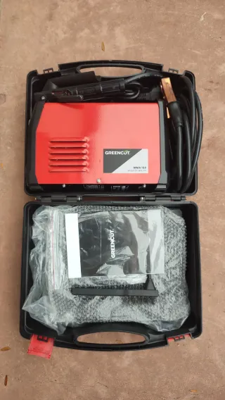 Soldador GREENCUT MMA180 con maletín