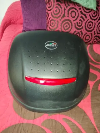 Baúl de plástico negro y rosa