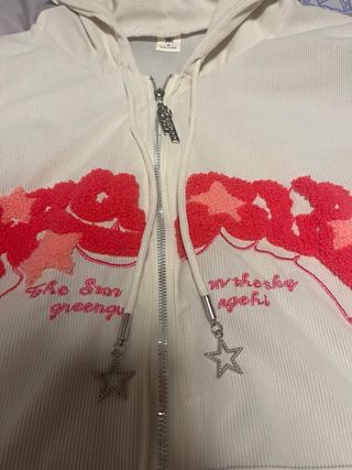 Chaqueta beige con estampado rosa