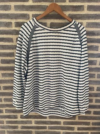 Camiseta de rayas blanca y negra