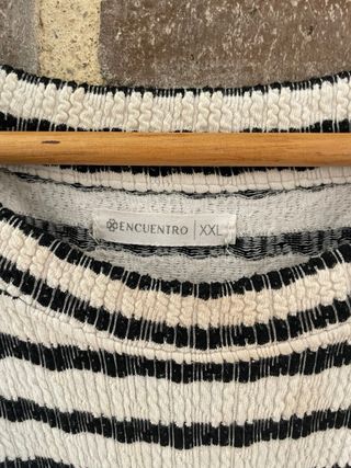 Camiseta de rayas blanca y negra