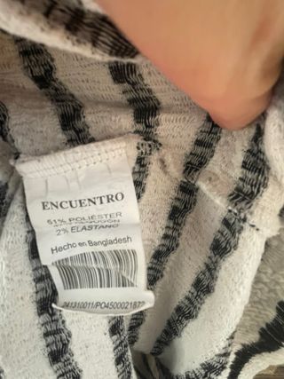 Camiseta de rayas blanca y negra