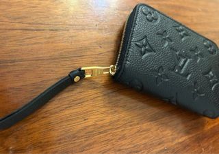 Portafogli Louis Vuitton Nero con Dettagli Dorati