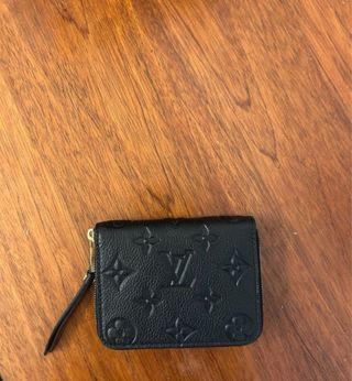 Portafogli Louis Vuitton Nero con Dettagli Dorati