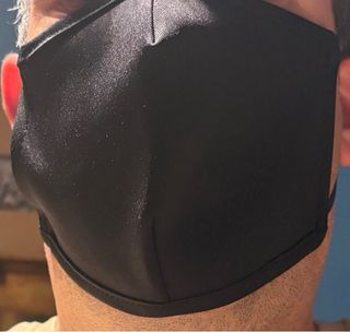 Mascarillas negras y blancas