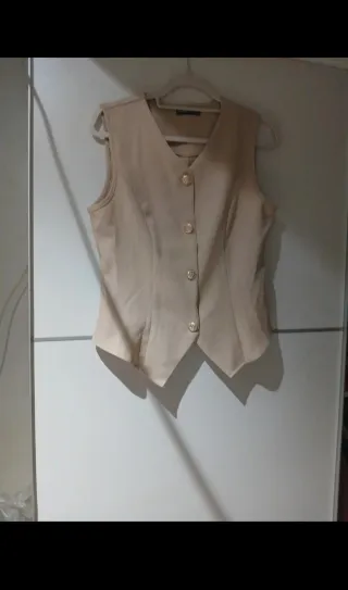 Chaleco beige con botones dorados