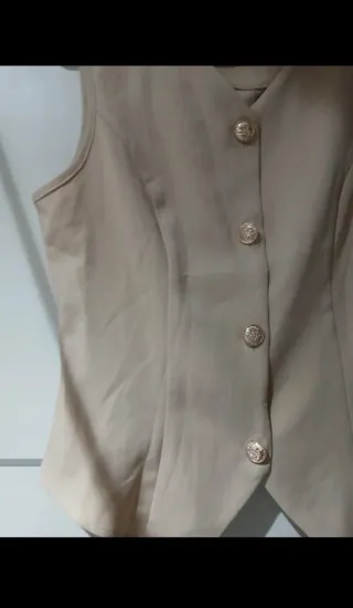 Chaleco beige con botones dorados