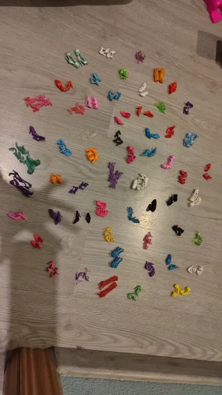 Lote Barbie y Ken + ropa + zapatos 56 pares