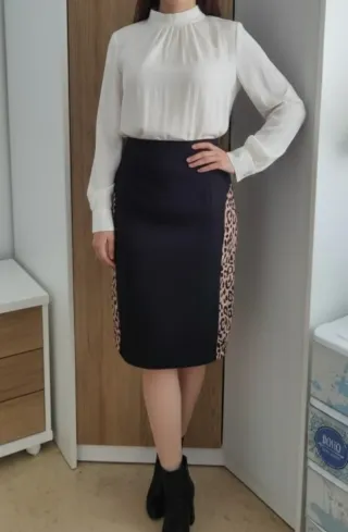 Falda midi lápiz tubo negra con animal print 44 XX