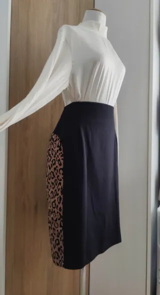 Falda midi lápiz tubo negra con animal print 44 XX