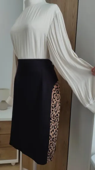 Falda midi lápiz tubo negra con animal print 44 XX