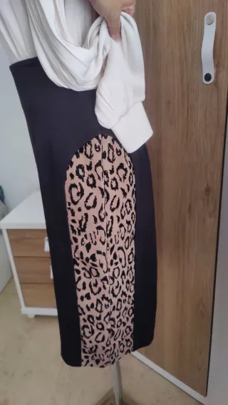 Falda midi lápiz tubo negra con animal print 44 XX
