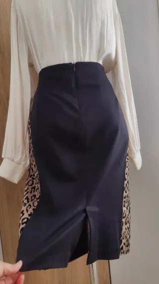 Falda midi lápiz tubo negra con animal print 44 XX