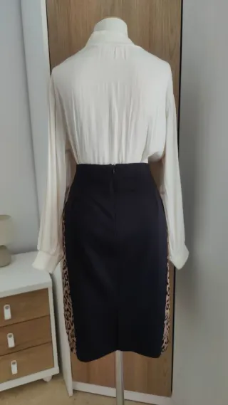 Falda midi lápiz tubo negra con animal print 44 XX