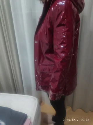 Chubasquero Rojo burdeos Brillante