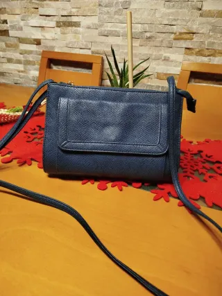 Bolso piel azul marino efecto serpiente.