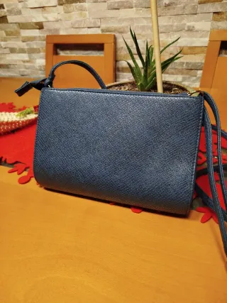 Bolso piel azul marino efecto serpiente.