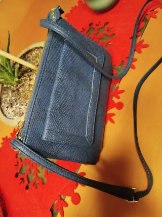 Bolso piel azul marino efecto serpiente.