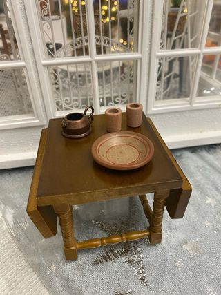 Tavolo per casa delle bambole