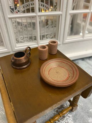 Tavolo per casa delle bambole