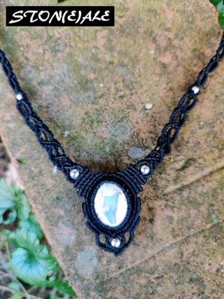 Girocollo in macrame con opale di fuoco