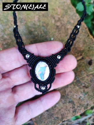 Girocollo in macrame con opale di fuoco