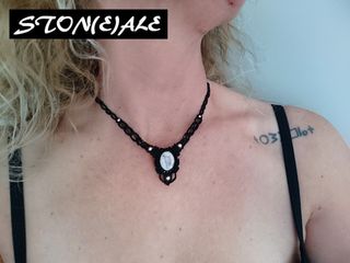 Girocollo in macrame con opale di fuoco