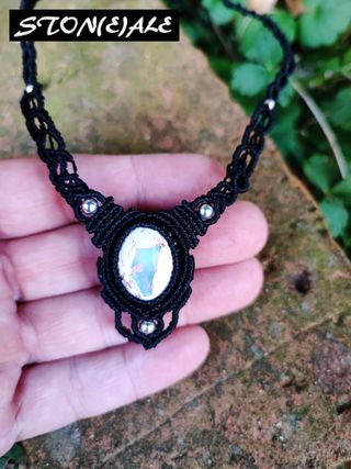 Girocollo in macrame con opale di fuoco