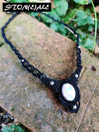 Girocollo in macrame con opale di fuoco