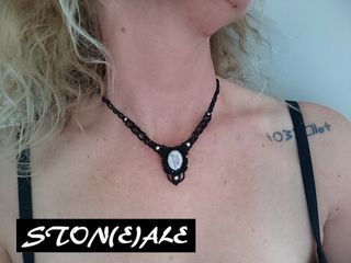 Girocollo in macrame con opale di fuoco