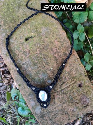 Girocollo in macrame con opale di fuoco