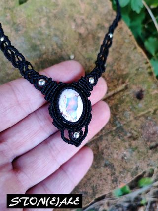 Girocollo in macrame con opale di fuoco