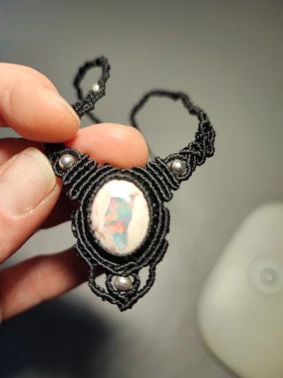 Girocollo in macrame con opale di fuoco