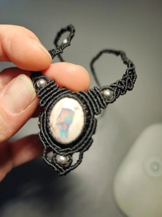 Girocollo in macrame con opale di fuoco