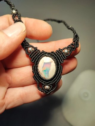 Girocollo in macrame con opale di fuoco