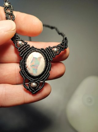 Girocollo in macrame con opale di fuoco