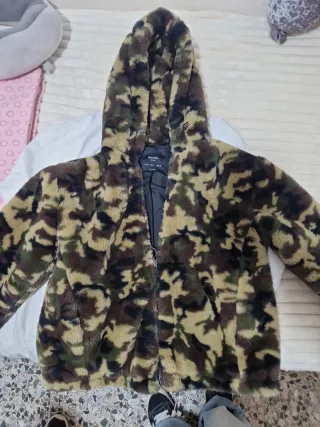 Chaqueta pelo estampado militar Bershka