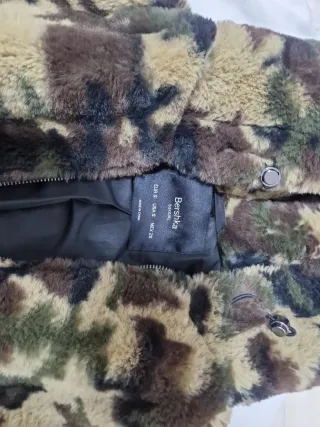 Chaqueta pelo estampado militar Bershka