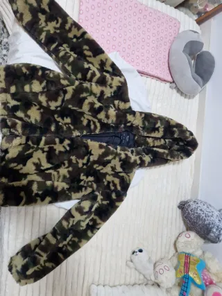 Chaqueta pelo estampado militar Bershka
