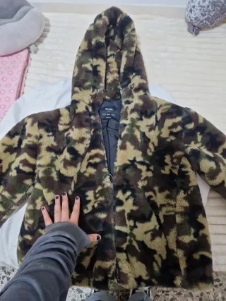 Chaqueta pelo estampado militar Bershka