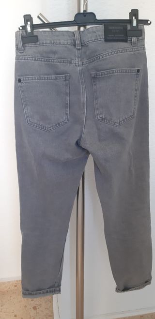 Pantalones vaqueros de cintura alta. Estilo mom je