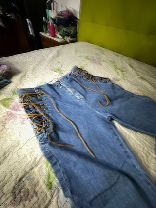 Pantalón vaquero con cordones