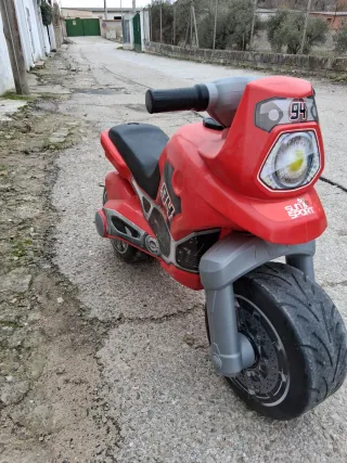 Moto de juguete para niños. .