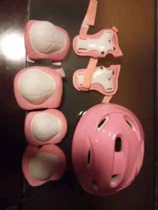 Casco y protecciones patinaje rosa