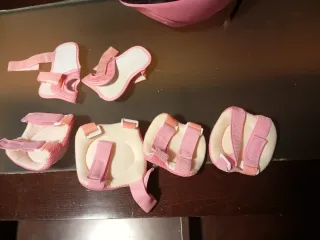 Casco y protecciones patinaje rosa